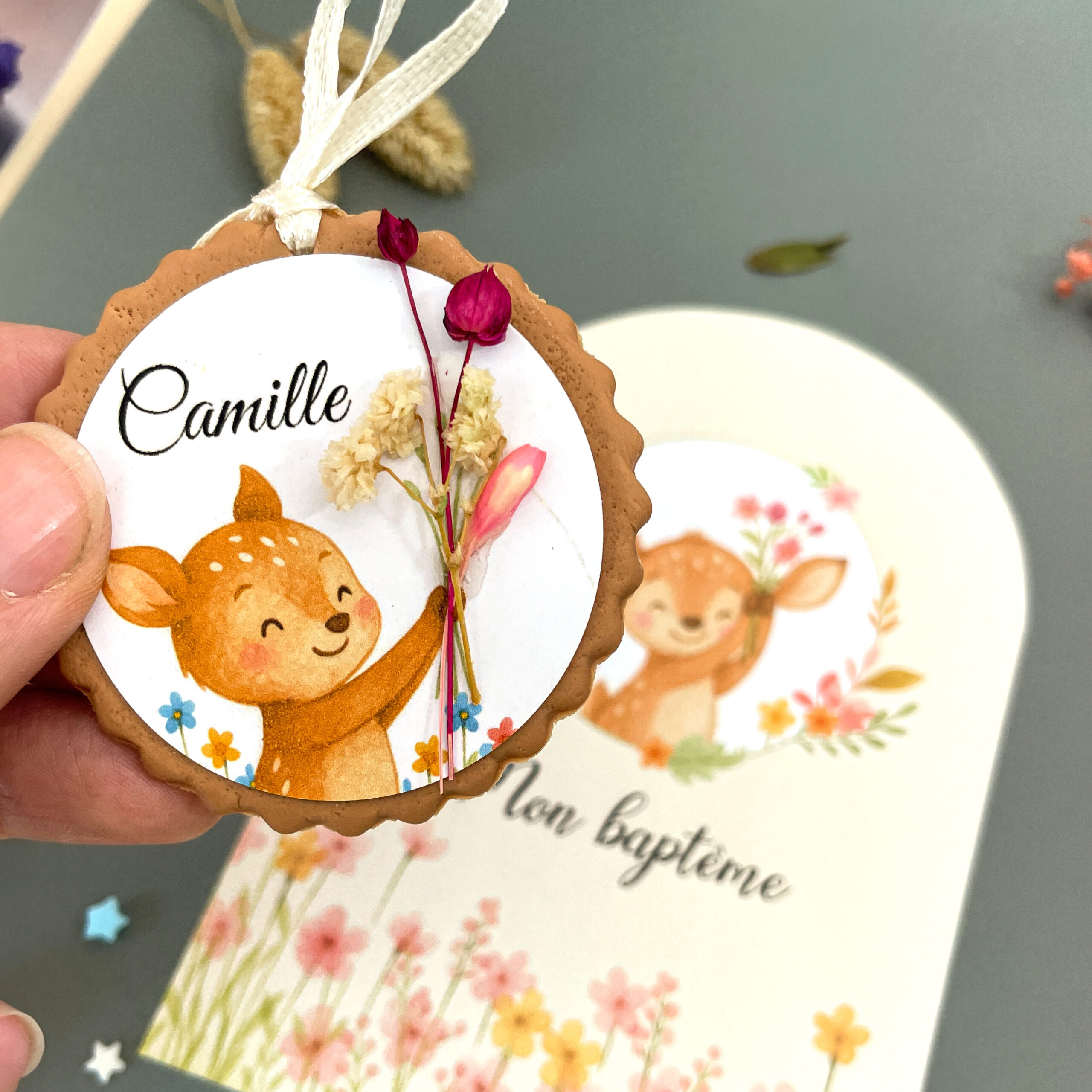 etiquette-medaillon-en-porcelaine-personnalise-pour-decor-de-faire-part-de-bapteme-mignon-avec-bebe-faon-dans-nature-couronne-de-fleur