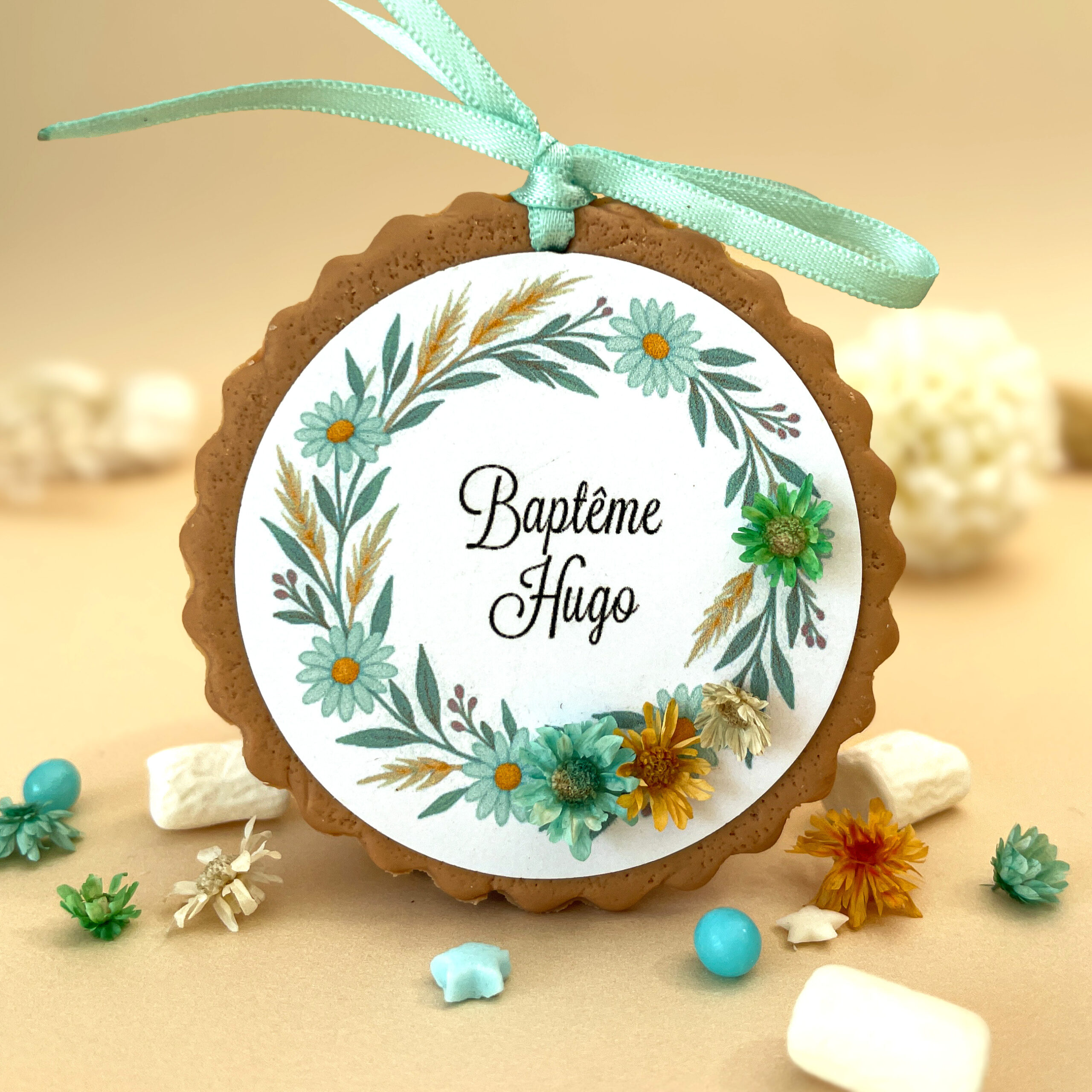 etiquette-pour-boite-dragees-de-bapteme-avec-couronne-vegetale-bleue-et-vert-en-fleur-sechee
