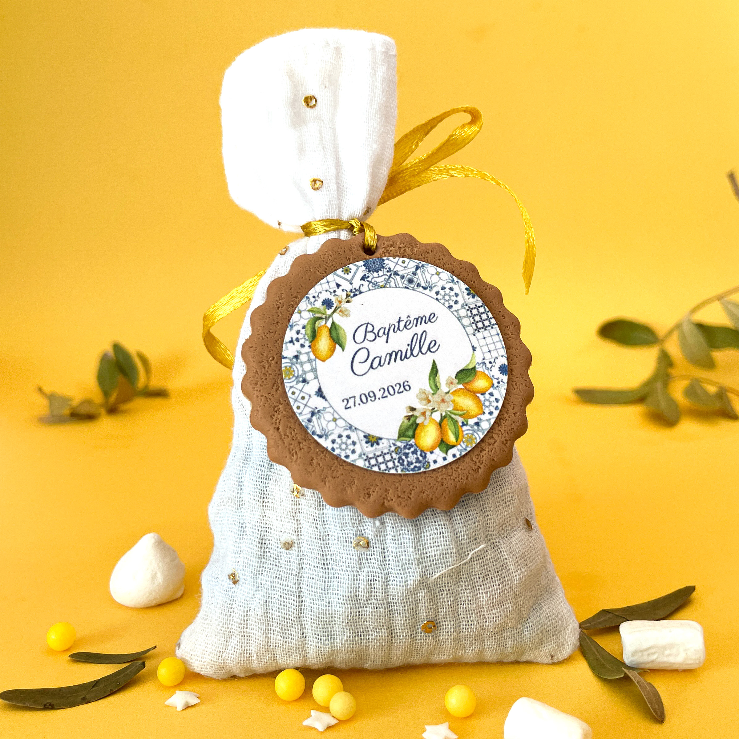 sachet-dragees-theme-dolce-vita-citron-bleu-jaune-personnalise-cadeau-de-bapteme-sur-mesure-original
